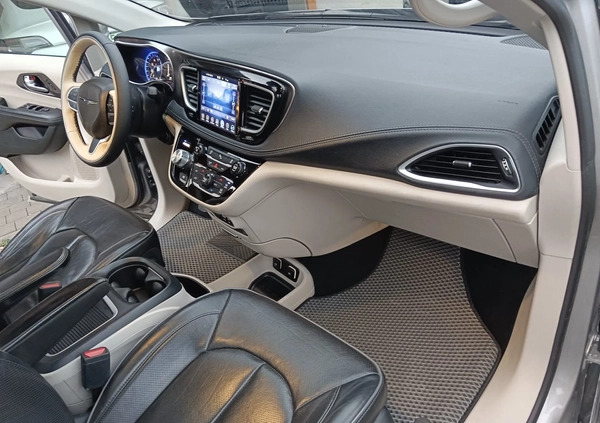 Chrysler Pacifica cena 99999 przebieg: 79900, rok produkcji 2017 z Krzeszowice małe 352